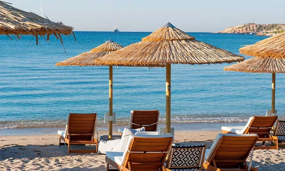 Αττική: Τιμές Μυκόνου για δύο ξαπλώστρες στη Βουλιαγμένη